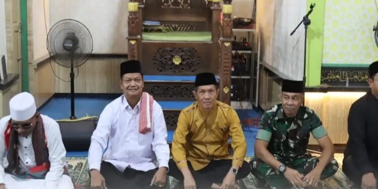 FOTO: PROKOM SERUYAN/MATA KALTENG - Pj Bupati Seruyan, Djainuddin Noor (dua dari kiri) saat mengikuti Safari Ramadan di Masjid Quba, Desa Bangkal, Kecamatan Seruyan Raya baru-baru ini.