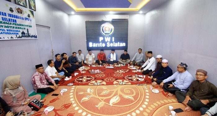 FOTO: MATAKALTENG - Pj Bupati Barsel Deddy Winarwan saat hadir buka puasa bersama di kantor PWI Barsel.