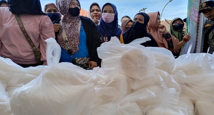 FOTO : DEVIANA/MATAKALTENG - Ratusan warga antri di gerakan pangan murah, Senin 1 April 2024.