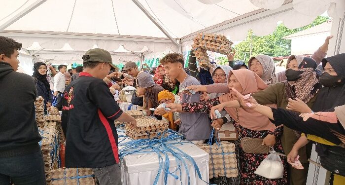 FOTO : DEVIANA/MATAKALTENG - Warga saat membeli telur di gerakan pangan murah, Senin, 1 April 2024.