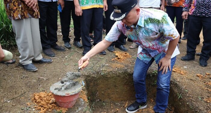 FOTO : DISKOMINFO SANTIK/MATA KALTENG - Bupati Gumas Jaya S Monong ketika melakukan peletakan batu pertama pembangunan gedung baru GPT Kristus Gembala Desa Tumbang Lapan, Kecamatan Rungan Hulu, pekan lalu.