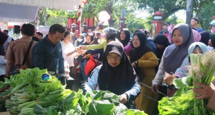 FOTO: IST/MATA KALTENG - Gerakan pangan murah yang digelar di taman kota Sampit, Kotim, 1 April 2024.