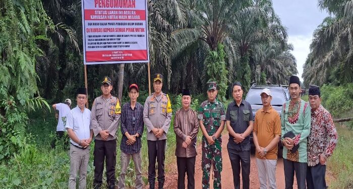 FOTO : IST/MATAKALTENG - Forkopimda Kotim usai memasang Plang di lahan sengketa, belum lama ini.