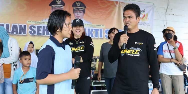 FOTO: IST/MATAKALTENG - Wakil Ketua I DPRD Kabupaten Gumas Binartha (kanan) ketika berbincang dengan warga dalam suatu acara, belum lama ini.