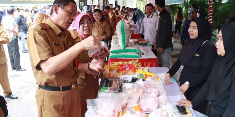 FOTO: IST/MATAKALTENG - Staff Ahli Gubernur Kalteng Bidang Ekonomi, Keuangan dan Pembangunan didampingi Kepala Dinas Ketahanan Pangan Kalteng Aster Bonawaty meninjau lokasi Gerakan Pangan Murah.