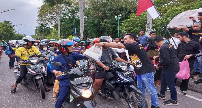 FOTO: RZL/MATAKALTENG - Tim Macan Kalteng, pada saat membagikan takjil kepada para pengendara yang melintas di Po Polisi Bundaran Besar, Jalan Yos Sudarso, Kota Palangka Raya.
