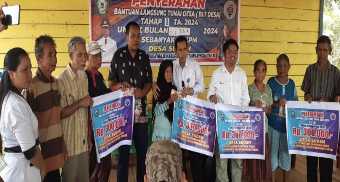 FOTO: IST/MATA KALTENG - Penyaluran BLT di Desa Sudan, Kecamatan Cempaga Hulu, Kotim belum lama ini.