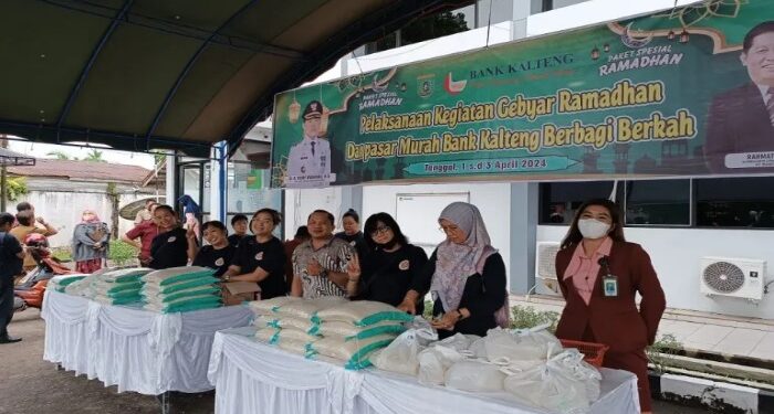FOTO: MATAKALTENG - PT. bank kalteng cab. Buntok saat menggelar pasar murah.