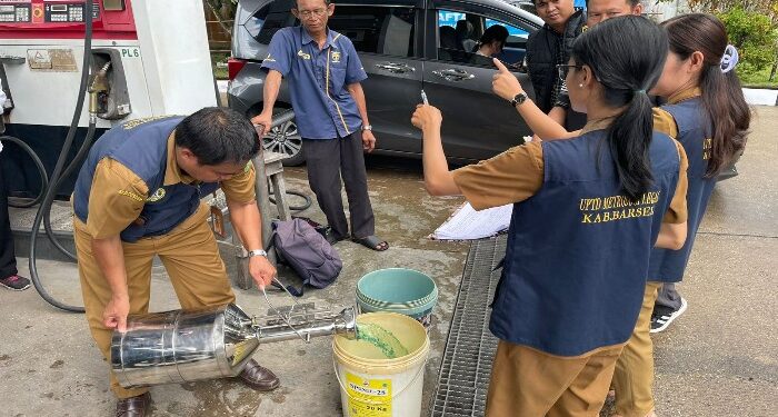 FOTO: MATAKALTENG - Polisi saat melakukan uji tera BBM di SPBU Kota Buntok.