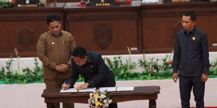 FOTO: IST/MATAKALTENG - Wagub Kalteng, Edy Pratowo didampingi Ketua DPRD Kalteng Wiyatno, dan Wakil Ketua II DPRD Kalteng, Jimmy Carter menandatangani berita acara penetapan tiga Raperda menjadi Perda di ruangan rapat Paripurna DPRD Kalteng, Selasa 2 April 2024.