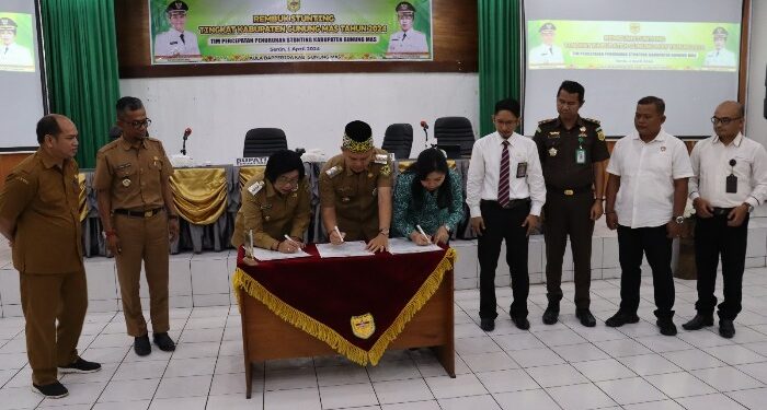 FOTO : DISKOMINFO SANTIK/MATA KALTENG - Bupati Gumas Jaya S Monong bersama Wakil Bupati Efrensia LP Umbing dan Ketua TP-PKK Mimie Mariatie Jaya S Monong menandatangani deklarasi komitmen intervensi penurunan stunting terintegrasi, pada kegiatan rembuk stunting tingkat kabupaten tahun 2024, di aula kantor bapperida, Selasa, 2 April 2024.