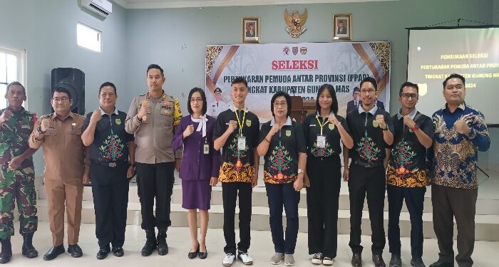 FOTO : DISKOMINFO SANTIK/MATA KALTENG - Wakil Bupati Gumas Efrensia LP Umbing didampingi Kapolres AKBP Theodorus Priyo Santosa, Staf Ahli Bupati Guanhin, dan lainnya ketika berfoto bersama dengan peserta seleksi PPAP, di aula Hotel Zepanya, Selasa, 2 April 2024.