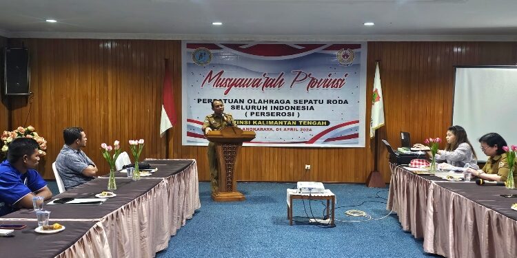 FOTO: IST/MATAKALTENG - Sutoyo, memberikan sambutan usai terpilih secara aklamasi sebagai ketua Persatuan Olahraga Sepatu Roda Seluruh Indonesia (Porserosi) Kalteng, pada acara Musprov, di Hotel Dandang Tingang, Senin 1 April 2024 sore.