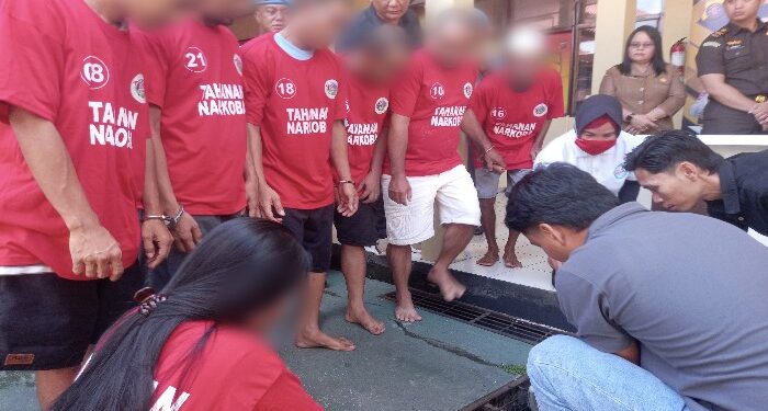 FOTO: AGUS/MATAKALTENG - Pelaku saat melihat pemusnahan barang bukti narkoba di Mapolres Kotim. Selasa, 2 April 2024.