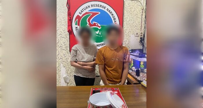 FOTO: IST/MATAKALTENG - KY dan R saat diamankan tim Narkoba Polres Kotim beserta barang bukti sabu.