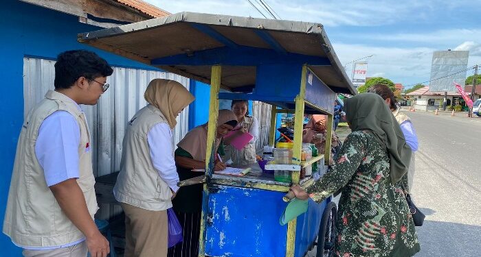 FOTO: AKH/MATAKALTENG - Petugas dari Loka POM Pangkalan Bun saat mengambil sampel makanan dan minuman yang dijual di pasar Ramadan Sukamara.