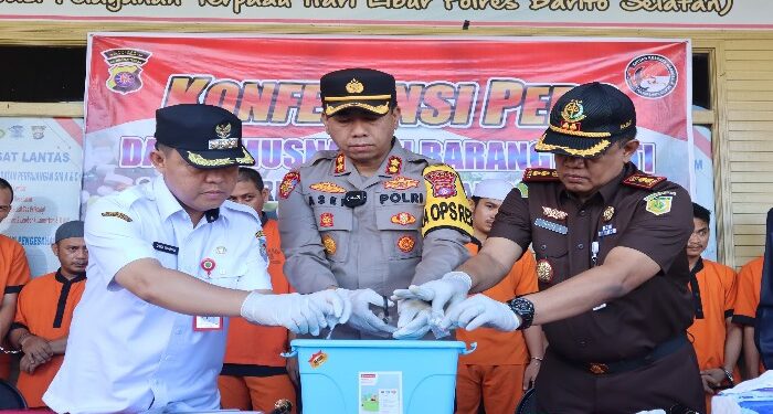 FOTO: MATAKALTENG - Kapolres Barsel AKBP Asep Bangbang Saputra bersama Pj. Bupati Barsel Deddy Winarwan dan Kejari Barsel Yusuf Sumalong saat memusnahkan barbuk sabu.