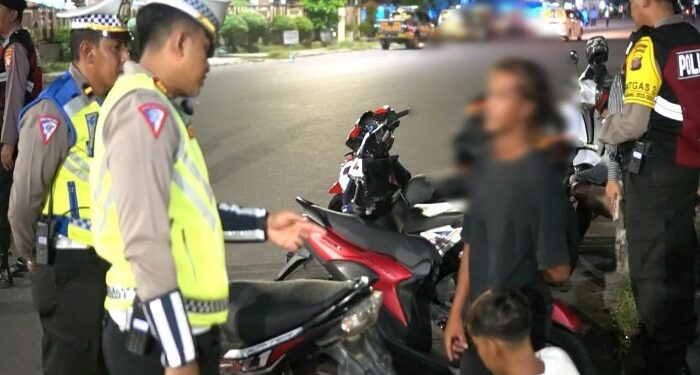FOTO: IST/MATAKALTENG - Kasat Lantas saat menertibkan kendaraan pelaku balapan liar di Sampit beberapa waktu lalu.