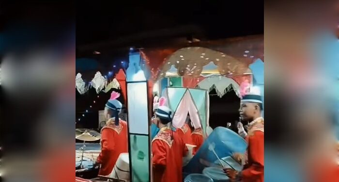 FOTO: MATAKALTENG - Para peserta pawai Tanglong dan Lomba bagarakan Sahur saat melintas di ruas jalan yang menjadi rute kegiatan.