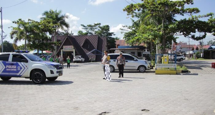 FOTO : HUMAS POLRES GUMAS/MATA KALTENG - Kapolres Gumas AKBP Theodorus Priyo Santosa didampingi Kasat Lantas Iptu Dindin Mahmudin, melepas kendaraan yang mengangkut warga yang akan mudik, di Taman Kota Kuala Kurun, Kamis, 4 April 2024.