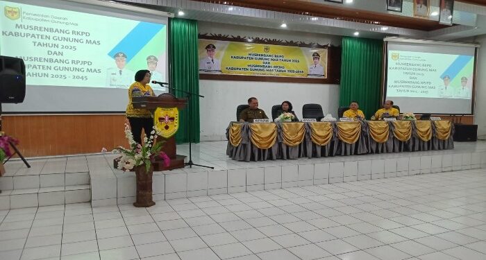 FOTO : DISKOMINFO SANTIK/MATA KALTENG - Wakil Bupati Gumas Efrensia LP Umbing memberi arahan pada kegiatan musrenbang RKPD tahun 2025 sekaligus musrenbang RPKPD tahun 2025-2045, di aula kantor bapperida setempat, Kamis, 4 April 2024.