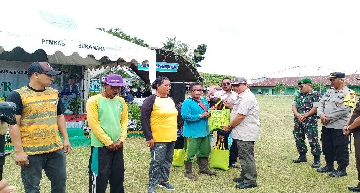 FOTO: AKH/MATAKALTENG - Penjabat Bupati Sukamara Kaspinor saat menyerahkan bansos CSR kepada pramu kebersihan.
