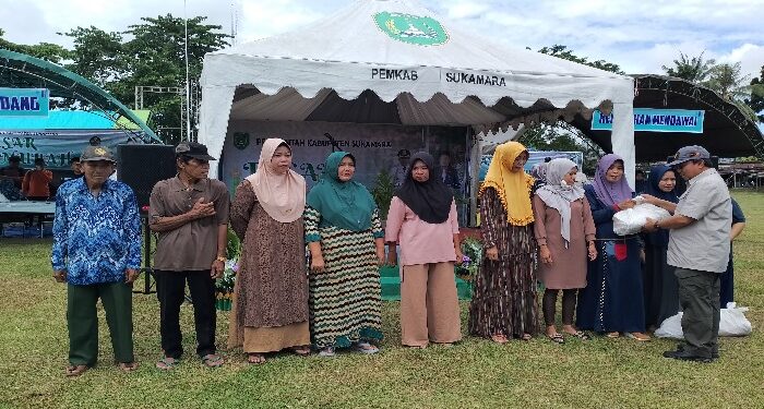 FOTO: AKH/MATAKALTENG - Penjabat Bupati Sukamara Kaspinor saat menyerahkan paket sembako murah kepada warga.