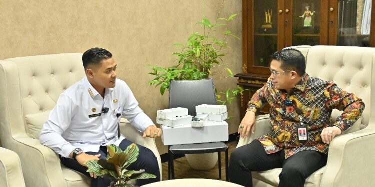 FOTO: IST/MATAKALTENG - Plt. Kepala Dinas Pendidikan Kalteng Muhammad Reza Prabowo saat melaksanakan pertemuan dengan Dirut Bank Kalteng, Marzuki beserta jajarannya.