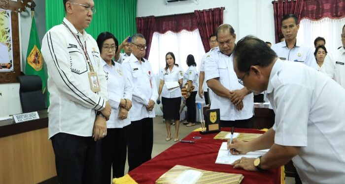 FOTO : DISKOMINFO SANTIK/MATA KALTENG - Wakil Bupati Gumas Efrensia LP Umbing didampingi Sekda Richard dan Kepala DPMD Yulius, saat menyaksikan penandatanganan pakta integritas percepatan penyaluran DD dan ADD tahun 2024, Jumat, 5 April 2024.