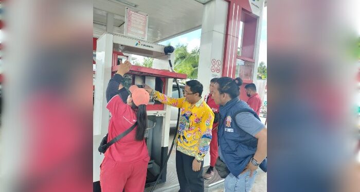 FOTO : SATRESKRIM POLRES GUMAS/MATA KALTENG - Tim gabungan dari satreskrim dan disperindag ketika melakukan pengecekan ketersediaan BBM di sejumlah SPBU dan Pertashop, Jumat, 5 April 2024.