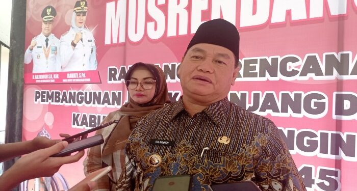 FOTO: MATAKALTENG - Bupati Kotim, Halikinnor, didampingi wakilnya, Irawati.