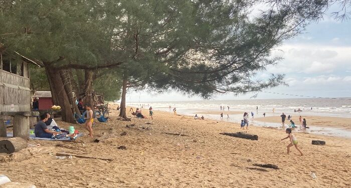 FOTO: DOK/MATA KALTENG - Suasana Pantai Wisata Ujung Pandaran, Sampit