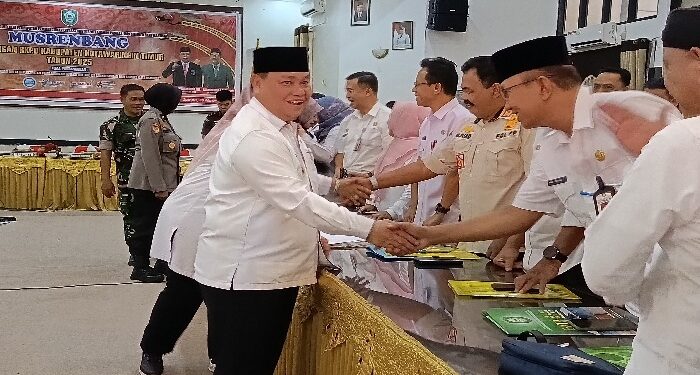 FOTO : DOK DEVINA/MATAKALTENG - Bupati Kotim Halikinnor saat menyapa kepala OPD usai rapat, belum lama ini.