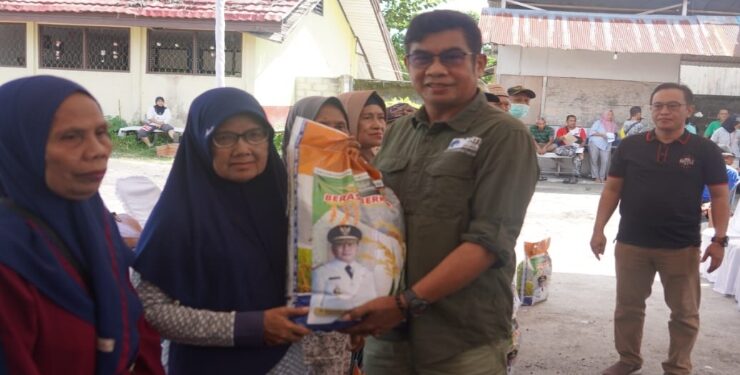 FOTO : OLIVIA/MATAKALTENG - Kepala Diskominfosantik Agus Siswadi saat menyerahkan secara simbolis bantuan pasar murah beras premium yang disubsidi Pemprov Kalteng.