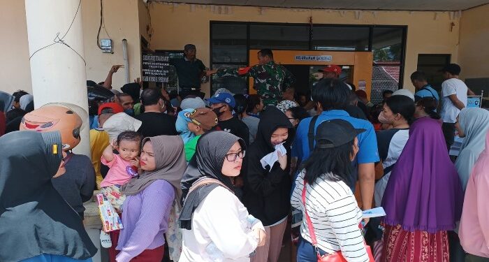 FOTO: RZL/MATAKALTENG - masyarakat saat menukarkan kupon pasar murah di halaman kantor Kelurahan Langkai.