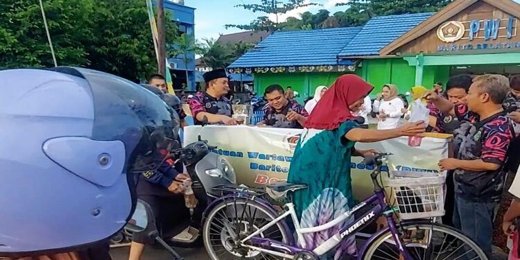 FOTO: MATAKALTENG - PWI Barsel saat membagikan takjil kepada masyarakat.