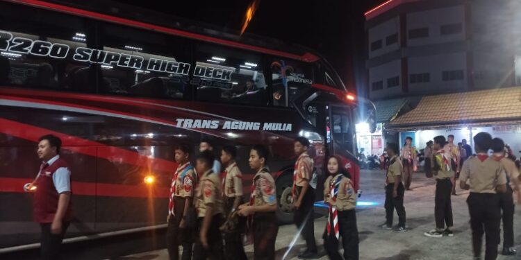 FOTO: IST/MATAKALTENG - Anggota pramuka saat membantu mengawal aktivitas mudik di Terminal Patih Rumbih.