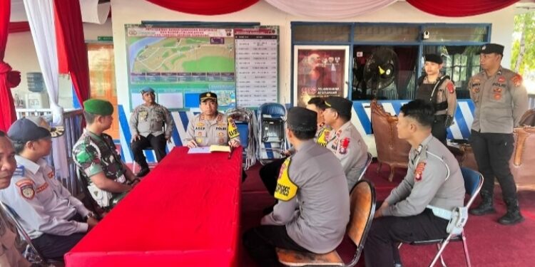 FOTO: MATAKALTENG - Kapolres Barsel, AKBP Asep Bangbang Saputra saat meninjau langsung Pos Pengamanan Operasi Ketupat Telabang 2024.