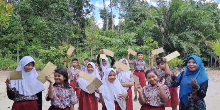 FOTO: DOK/MATA KALTENG - Penyerahan surat kelulusan di SDN Negeri Kecamatan Mentaya Hulu.
