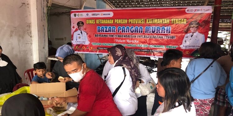 FOTO: DIAN TARESA/MATA KALTENG - Suasana pasar murah di Taman Kota Sampit.