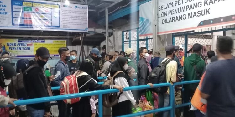 FOTO: IST/MATA KALTENG - Sejumlah pemudik di Pelabuhan Sampit.