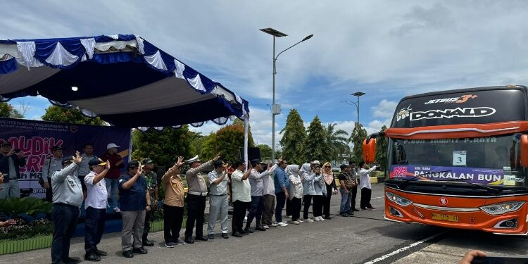 FOTO: IST/MATAKALTENG - Wagub Kalteng, H Edy Pratowo beserta jajaran menyapa bus pemudik gratis yang hendak berangkat di Terminal W.A Gara Palangka Raya.