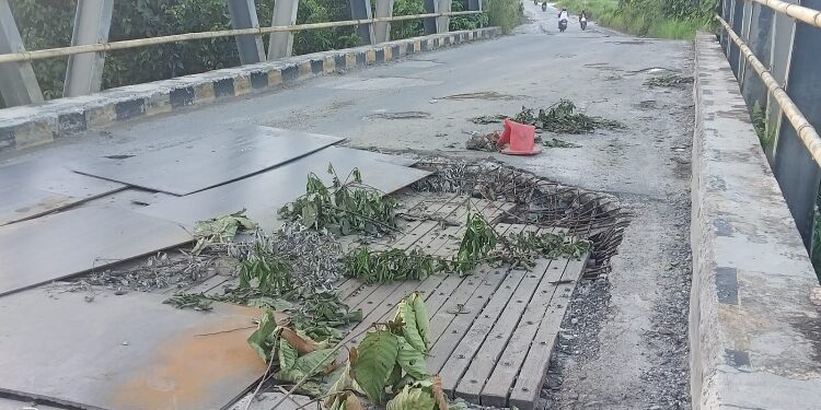 FOTO : IST/MATA KALTENG - Kondisi Jembatan Sei Kurun di Kurun Seberang, yang mengalami kerusakan, Minggu 7 April 2024.