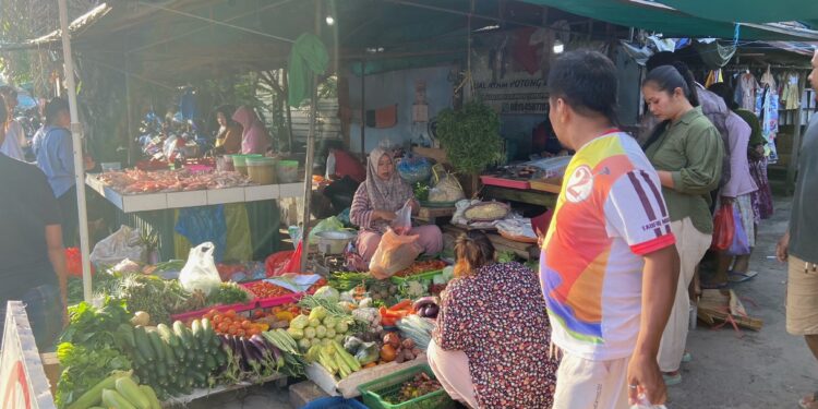 FOTO: DIAN/MATA KALTENG - Pedagang sayur di Pasar Keramat Sampit, 8 April 2024.