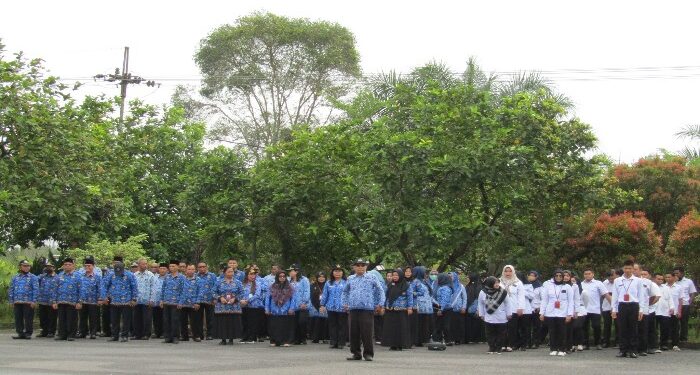 FOTO: DOK/MATA KALTENG - Sejumlah guru di Kotim saat mengikuti acara peringatan Hardiknas di halaman kantor Disdik Kotim.