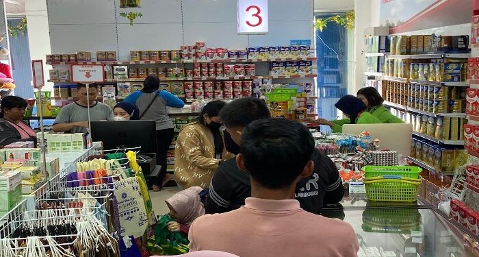 FOTO: DIAN/MATA KALTENG - Nampak antrian di salah satu toko khusus keperluan anak di Jalan HM Arsyad, Sampit.