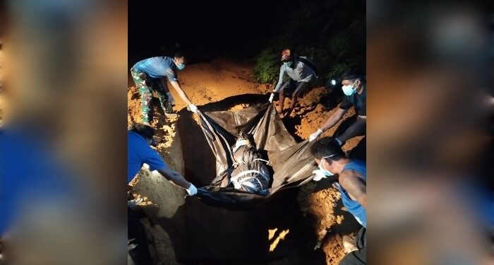 FOTO: IST/MATA KALTENG - Mayat MR. X saat dimakamkan oleh petugas Kepolisian dan warga sekitar.
