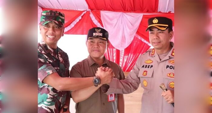 FOTO: MATAKALTENG - Pj. Bupati Barsel, Deddy Winarwan salam komando dengan Kapolres dan Dandim 1012 Buntok.