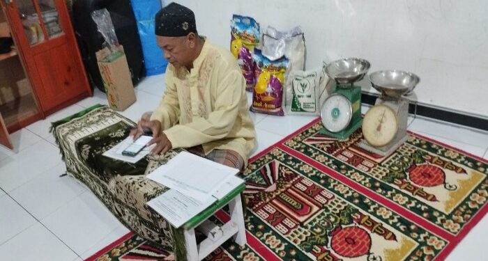 FOTO: IST/MATA KALTENG - Penerimaan zakat fitrah di Mushola Al Hidayah, Perum Graha Pramuka, Kelurahan Baamang Barat, Kecamatan Baamang, Kotim, 9 April 2024.
