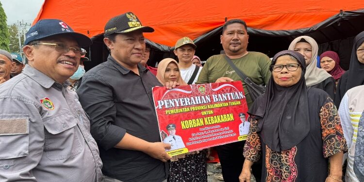 FOTO: OLIVIA/MATAKALTENG - Wakil Gubernur Kalimantan Tengah, H Edy Pratowo didampingi Sekretaris Daerah Kalteng, H Nuryakin saat menyambangi korban kebakaran di Puskesmas Pahandut.